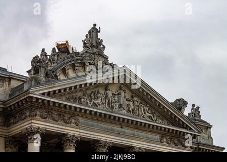 Ein Teil der Fassade des historischen Gebäudes der Börse in Brussell, Belgien, Europa Stockfoto