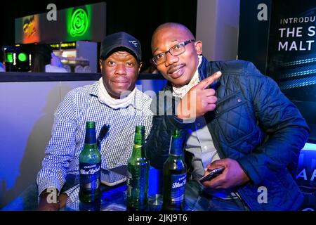 Kapstadt, Südafrika - 20. April 2016: Verschiedene Menschen haben Spaß bei einer Indoor-Party Stockfoto