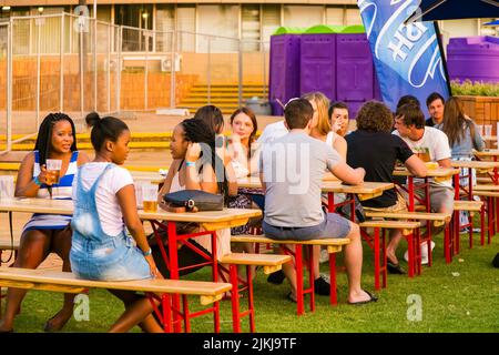 Johannesburg, Südafrika - 11. September 2015: Vielfältige junge Menschen im Biergarten im Freien Stockfoto