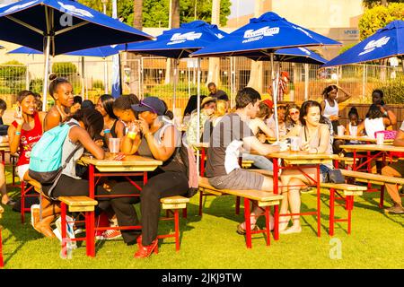 Johannesburg, Südafrika - 11. September 2015: Vielfältige junge Menschen im Biergarten im Freien Stockfoto