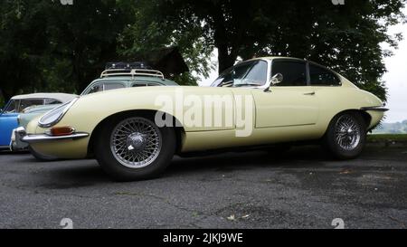 Ein alter gelber Jaguar E-Type im Freien Stockfoto