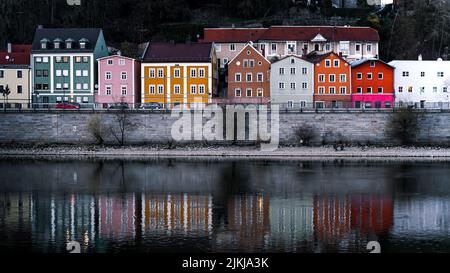 Straßen der Altstadt von Passau. Altes Haus mit Fahrrädern und Gassen. Stockfoto