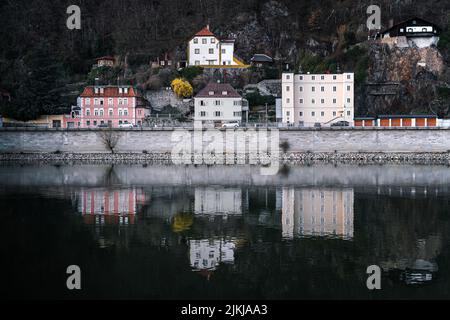 Straßen der Altstadt von Passau. Altes Haus mit Fahrrädern und Gassen. Stockfoto