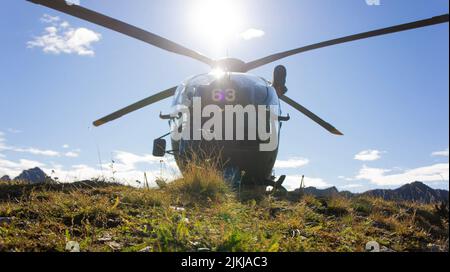 Eine niedrige Ansicht eines Hubschraubers mit der Nummer 63 und dem Sonnenlicht, das über uns scheint Stockfoto