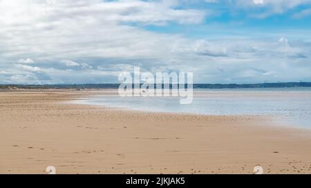 Schöner Strand in Vauville in der Normandie, mit einem Pferd im Hintergrund Stockfoto