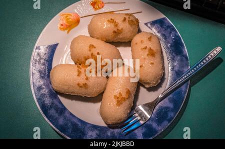 Eine Draufsicht auf Kartoffelknödel, gefüllt mit Hackfleisch auf einem Teller Stockfoto