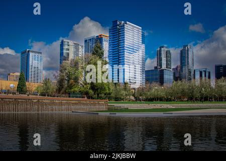 Ein entfernter Blick auf die Skyline der Innenstadt von Bellevue mit See im Vordergrund in Washington, USA Stockfoto