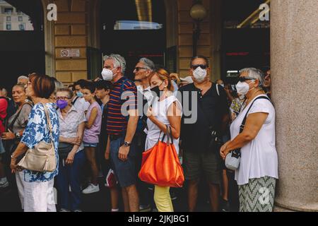 Bologna, ITALIEN. 2. August 2022. Gedenkfeier zum 42.. Jahrestag der Bombardierung des Bahnhofs am 2. August 1980. Wie jedes Jahr nehmen Tausende von Bürgern an der Zeremonie Teil, die auf dem Bahnhofsplatz vor dem Warteraum stattfindet, der 1980 durch einen faschistischen Angriff zerstört wurde, bei dem 85 Menschen starben und 200 verletzt wurden. Kredit: Massimiliano Donati/Alamy Live Nachrichten Stockfoto