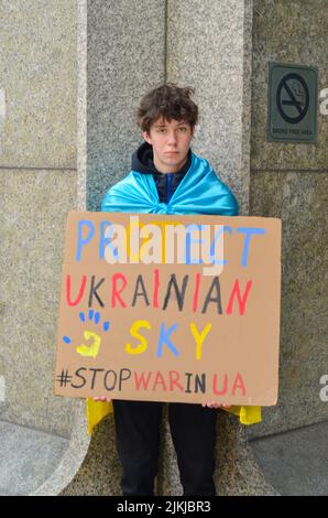 Ein junger Demonstranten hält am 26. März 2022 vor dem Platz der Vereinten Nationen in New York City ein Zeichen, um Schutz für die ukrainische Bevölkerung zu fordern. Stockfoto