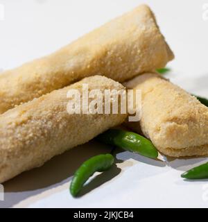 Eine Nahaufnahme von hausgemachten indonesischen Frikadellen mit einer Mischung aus Huhn, Karotten und Kartoffeln und mit Paniermehl überzogen Stockfoto