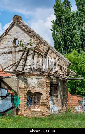 Zrenjanin, Serbien, 04. Juli 2020. Das Dach eines alten Gebäudes brach zusammen. Gebäude warten auf Reparatur oder Abriss? Stockfoto