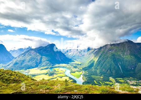 Eine Panoramaaufnahme aus Norwegen, Andalsnes, Romsdalen Rauma, Eggen, Blick auf trollstigen Stockfoto