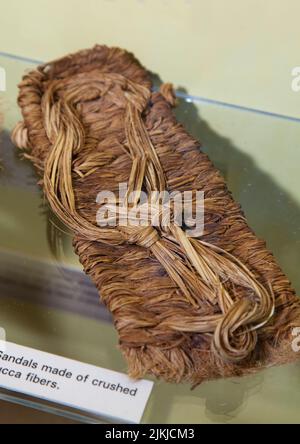 Sandalschuhe wurden aus Yucca-Pflanzenfasern zusammengeflochten. . Anasazi Cultural Center, Dolores Colorado Stockfoto