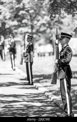 Am Montag, den 30. Mai 2022, stehen die Ehrenwachen des Militärs auf dem Nationalfriedhof von Arlington in Aufmerksamkeit, als Präsident Joe Biden und First Lady Jill Biden zu den Feierlichkeiten zum Memorial Day eintreffen. (Offizielles Foto des Weißen Hauses von Adam Schultz) der Arlington National Cemetery ist ein US-Militärfriedhof im Arlington County, Virginia, Über den Potomac River von Washington, D.C., in dessen 639 Hektar die Toten der Konflikte der Nation begraben wurden, beginnend mit dem Bürgerkrieg, sowie wiederverbeitet Toten aus früheren Kriegen. Das United States Department of the Army, ein Teil des United States Dept. Stockfoto