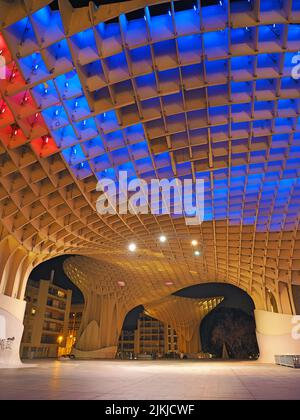 Eine Low-Angle-Aufnahme von Setas de Sevilla in schönen Farben bei Nacht Stockfoto