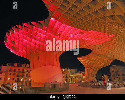 Eine Low-Angle-Aufnahme von Setas de Sevilla in schönen Farben bei Nacht Stockfoto