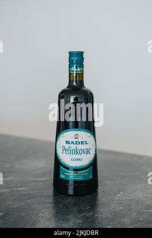 Das Pelinkovac-Alkoholgetränk auf einer schwarzen Tischplatte Stockfoto