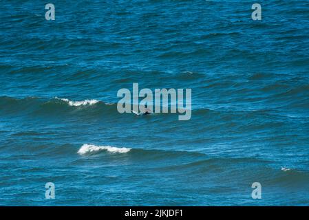 Eine ferne Abgeschiedenheit Surfer auf extrem kalten Lake Superior in Great Sand Bay Stockfoto