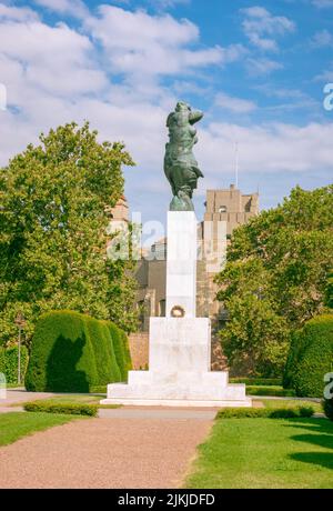 In Belgrad, Serbien, in Kalemegdan Festung und Park sehen Sie das Denkmal in Dankbarkeit an Frankreich, die Statue zum Gedenken an gefallene Soldaten im Jahr 1930. Stockfoto