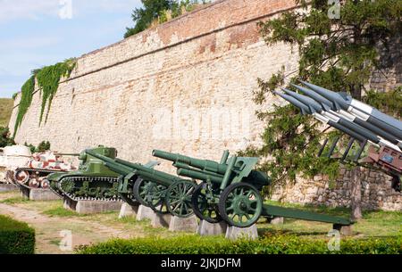 Sehen Sie alte Panzer, Kanonen und Waffen im Militärmuseum in Belgrad, Serbien, und die Festung Kalemegdan im Stadtpark. Stockfoto