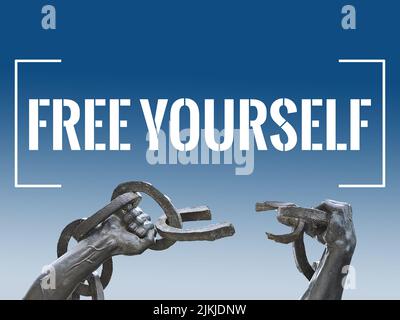 Der obere Teil der Freiheitsstatue in Sambia mit einem weißen Text "Freedom" auf blauem Hintergrund Stockfoto