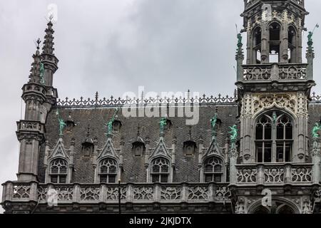 Blick auf das Hotel de Ville, das Bürgermeisterhaus in Grand Place, im Zentrum von Brüssel, Belgien Stockfoto