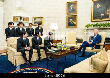 Präsident Joe Biden nimmt am Dienstag, den 31. Mai 2022, im Oval Office des Weißen Hauses ein digitales Video mit der K-Pop-Gesangsgruppe BTS auf. (Offizielles Foto des Weißen Hauses von Adam Schultz) Stockfoto