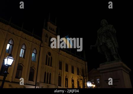 Das Parlamentsgebäude von Orebro mit ukrainischer Flagge Stockfoto