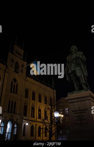 Das Parlamentsgebäude von Orebro mit ukrainischer Flagge Stockfoto