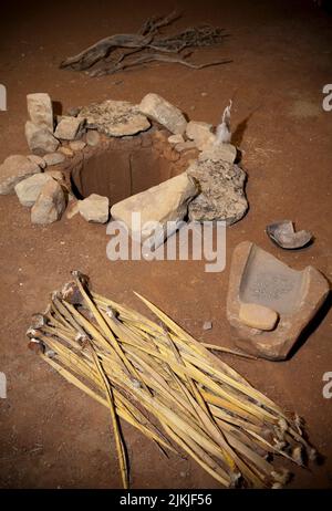 Ein Sipapu ist ein kleines Loch oder eine Einbuchtung im Boden von Kivas, die von den alten Pueblo-Völkern und modernen Puebloans verwendet werden. Anasazi Heritage Center, Do Stockfoto