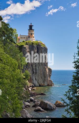 Eine vertikale Aufnahme des Split Rock Lighthouse an der Küste von Lake Superior, Minnesota Stockfoto