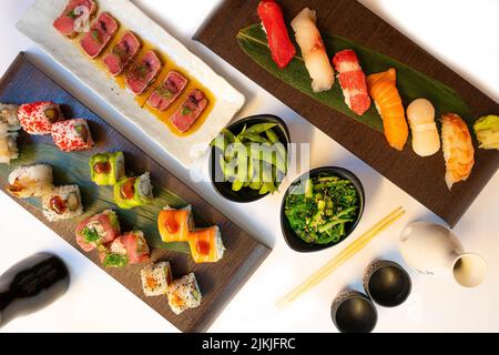 Traditionelle japanische Küche, traditionelle asiatische Küche mit Sushi, Nigiri und Thunfisch mit Salaten und Take-Out, Thunfisch-Tataki Stockfoto