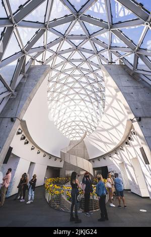 St. Petersburg, Florida 14. Januar 2021: Die Menschen bewundern die Innenansicht der Architektur im zweiten Stock des Dali-Museums in St. Petersburg, Florida. S Stockfoto