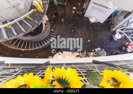 St. Petersburg, Florida 14. Januar 2021: Von oben nach unten Blick auf Wendeltreppe und Cafe Gala im Erdgeschoss im Dali Museum, während die Menschen essen Stockfoto