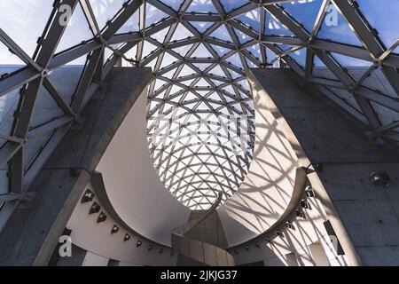 St. Petersburg, Florida 14. Januar 2021: Low-Angle-Ansicht der Innenarchitektur Design des Dali Museum St. Petersburg Stockfoto