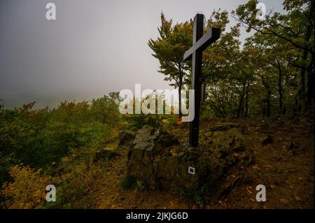 Ein großes Holzkreuz auf einem Felsen in den Bergen der Slowakei Stockfoto