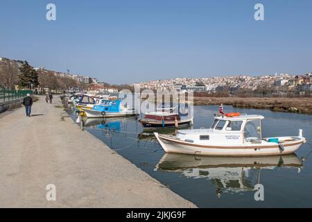 Eine schöne Aufnahme von Booten am Dock am Ufer des Goldenen Horns mit blauem Horizont Himmel in Istanbul, Türkei Stockfoto