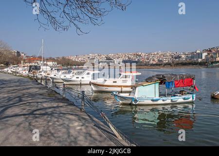 Eine schöne Aufnahme von Booten am Dock am Ufer des Goldenen Horns mit blauem Horizont Himmel in Istanbul, Türkei Stockfoto