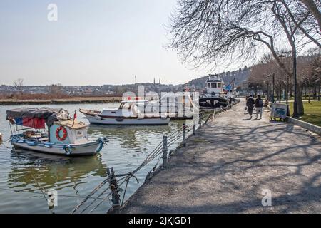 Eine schöne Aufnahme von Booten am Dock am Ufer des Goldenen Horns mit blauem Horizont Himmel in Istanbul, Türkei Stockfoto