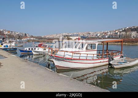 Eine schöne Aufnahme von Booten am Dock am Ufer des Goldenen Horns mit blauem Horizont Himmel in Istanbul, Türkei Stockfoto