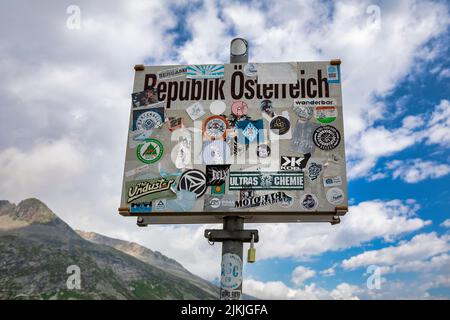 Altes Schild an der italienisch-österreichischen Grenze am Vizze-Passo / Pfitscher Joch, Österreichisches Brauchtum, zwischen Pfitschertal und Zillertal Stockfoto