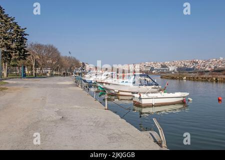 Eine schöne Aufnahme von Booten am Dock am Ufer des Goldenen Horns mit blauem Horizont Himmel in Istanbul, Türkei Stockfoto