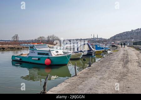 Eine schöne Aufnahme von Booten am Dock am Ufer des Goldenen Horns mit blauem Horizont Himmel in Istanbul, Türkei Stockfoto