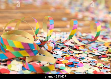 Das bunte Konfetti auf dem Holzhintergrund Stockfoto