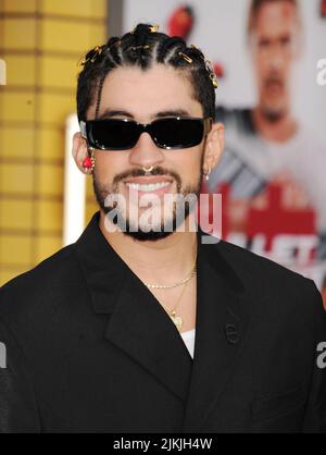 LOS ANGELES, CA - 01. AUGUST: Bad Bunny (Benito Martinez Casio) nimmt am 01. August 2022 an der Los Angeles-Premiere von Sony Pictures „Bullet Train“ im Regency Village Theatre in Los Angeles, Kalifornien, Teil. Kredit: Jeffrey Mayer/JTMPhotos / MediaPunch Stockfoto