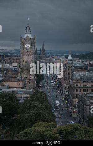 Blick auf das Stadtzentrum von Edinburgh bei schottischem bewölktem Wetter. Princes Street, Edinburgh, Schottland, Großbritannien Stockfoto