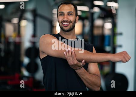 Schöner Junger Afroamerikanischer Mann, Der Sich Vor Dem Workout Im Fitnessstudio Aufwärmt Stockfoto