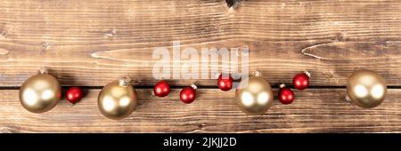 Ein Blick von oben auf eine bunte Weihnachtsdekoration auf einem Holztisch Stockfoto