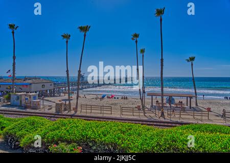 Der Blick auf einen Strand mit Bahngleisen und Palmen. San Clemente, Usa. Stockfoto