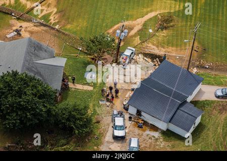 Frankfurt, Vereinigte Staaten von Amerika. 30. Juli 2022. Das Hubschrauberteam der Kentucky National Guard führt einen Überflug durch, um die von Hochwasser betroffenen Gebiete zu beurteilen, nachdem Rekordregen auf Eastern Kentucky gefallen war, bei dem mindestens 35 Menschen getötet und Tausende von Menschen evakuiert wurden, am 30. Juli 2022 in Frankfort, Kentucky. Kredit: Spc. Danielle Sturgill/Kentucky National Guard/Alamy Live News Stockfoto